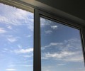 Pogled skozi okno v nebo